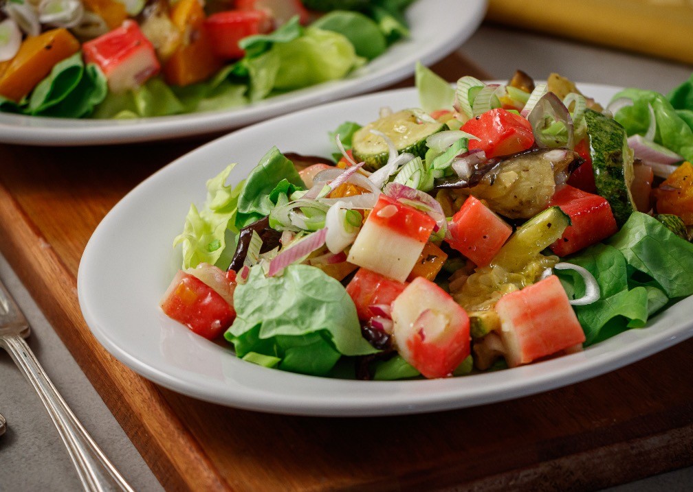 foto de Ensalada devegetales asados y Kani Kama Ahumado